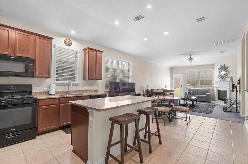 1608 Torre St - Photo 4 of 20