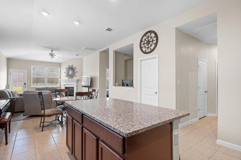 1608 Torre St - Photo 5 of 20