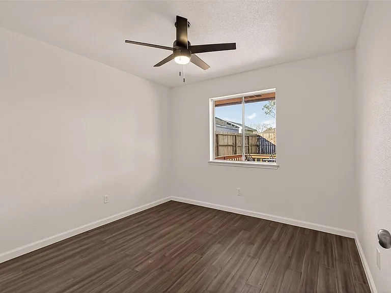 1001 Eaglewood Ave - Photo 4 of 9