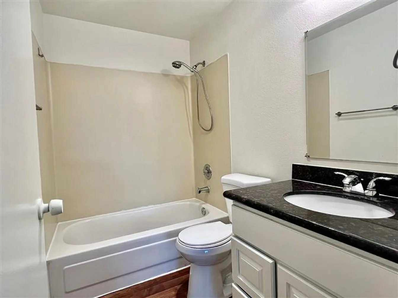 430 4th St Se #1 - Photo 4 of 10