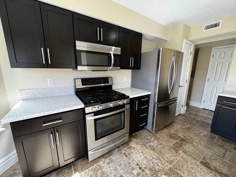 9240 Crossing Dr - Photo 4 of 18