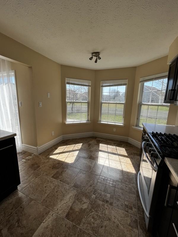 9240 Crossing Dr - Photo 5 of 18