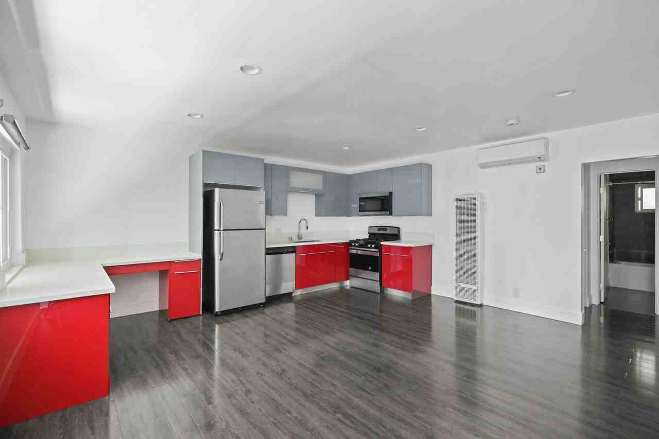 1321 W 36th Pl #2 - Photo 3 of 19