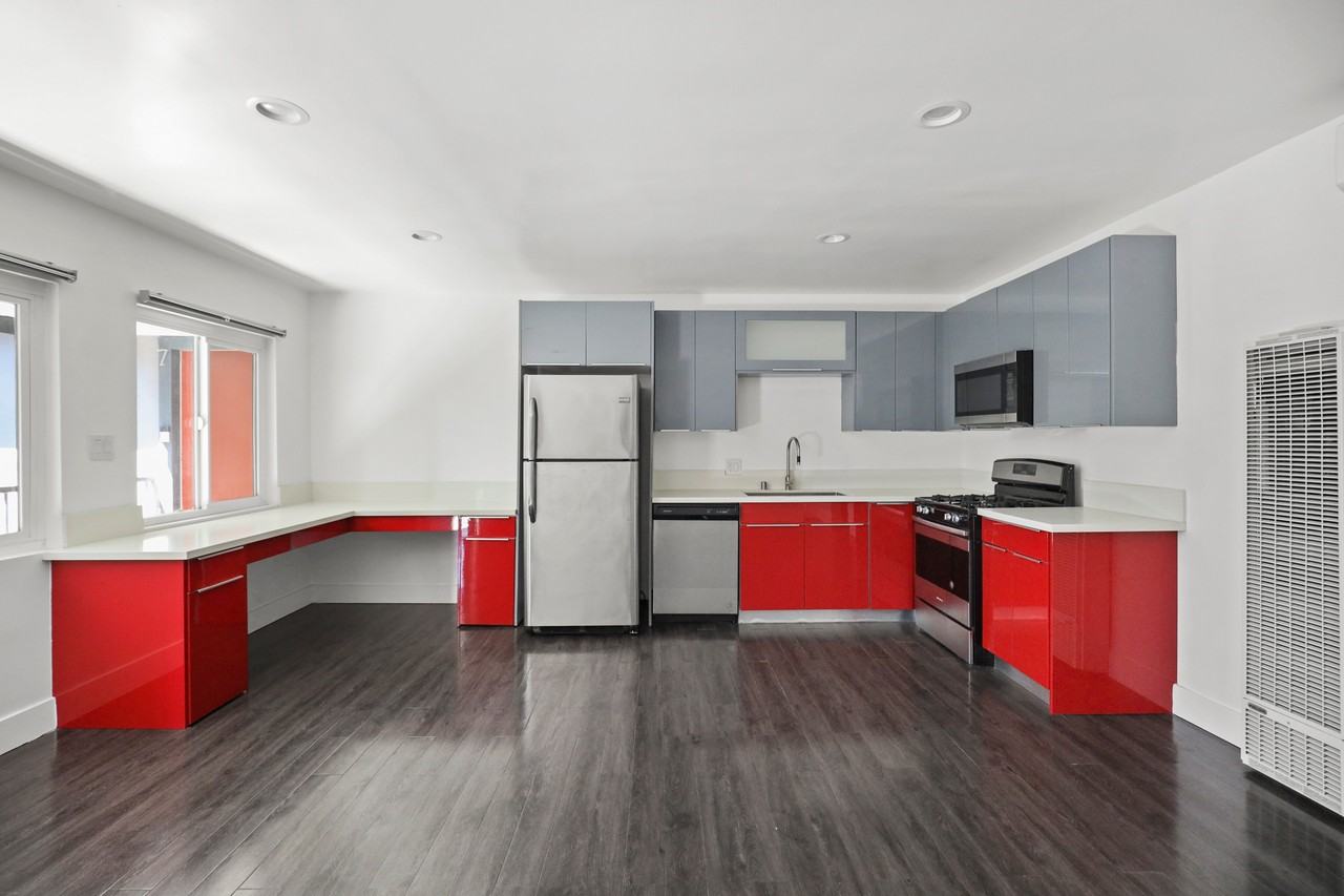 1321 W 36th Pl #2 - Photo 5 of 19