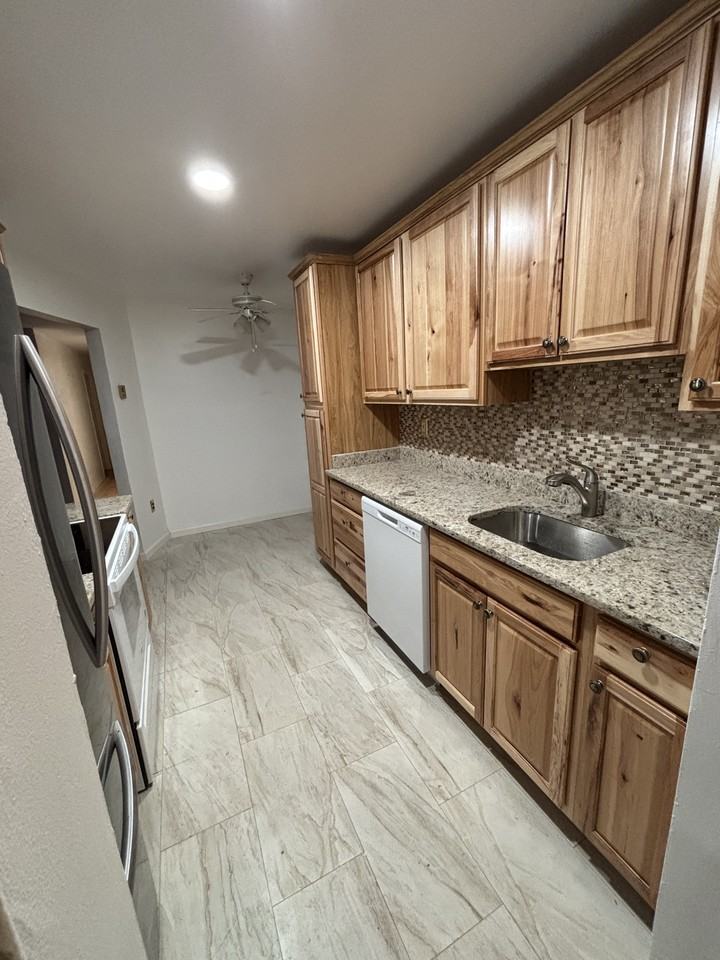 179 Amberly Dr #D - Photo 4 of 6