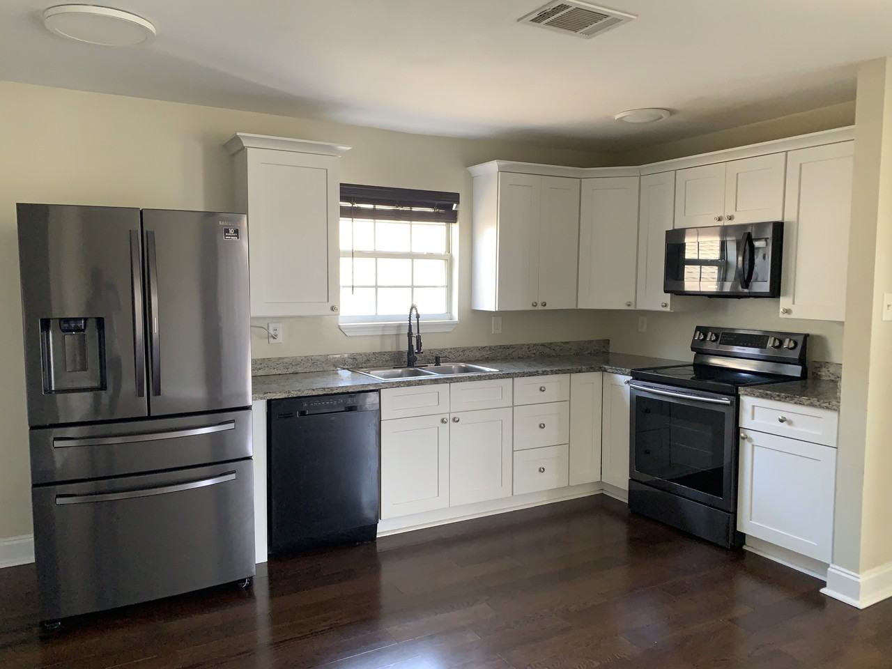 1715 Pauline St #1715 - Photo 3 of 9