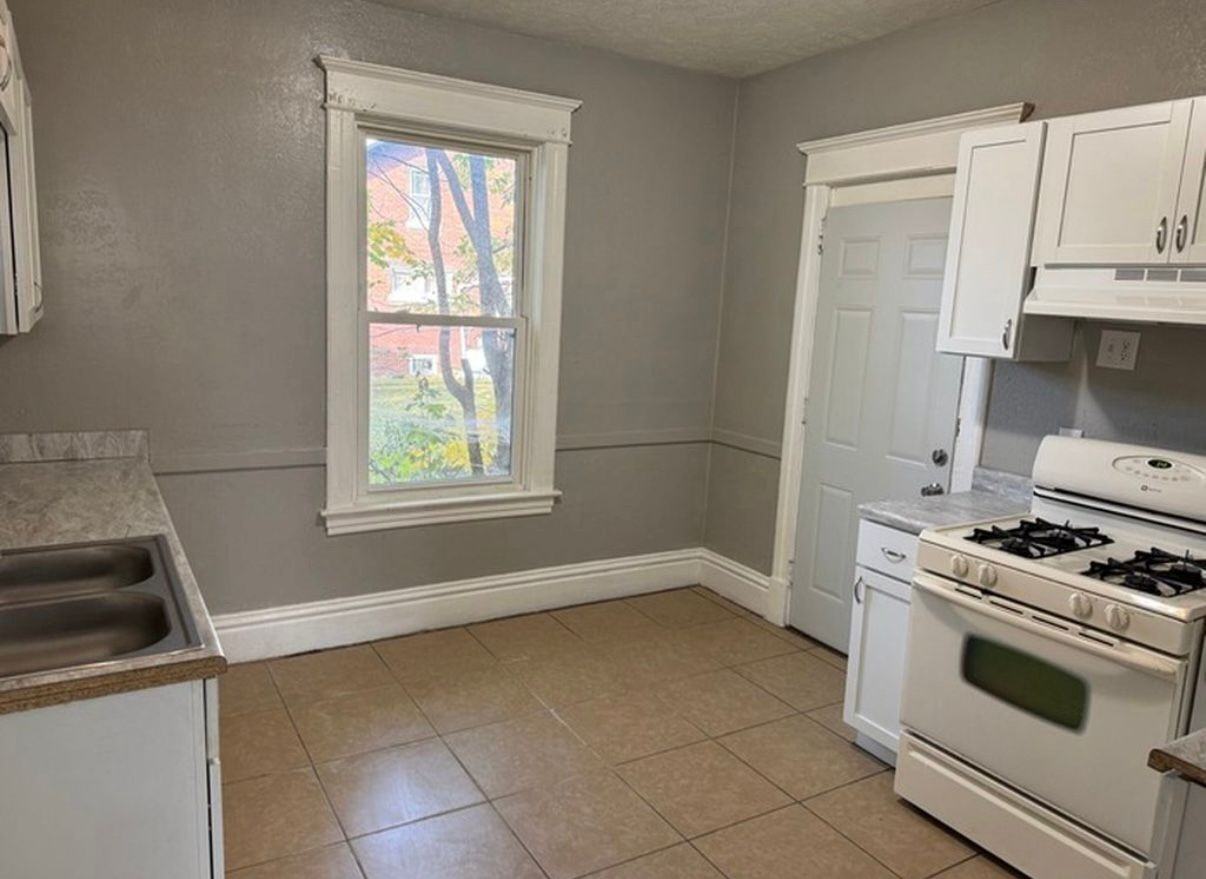 1612 10th St #1 - Photo 5 of 6