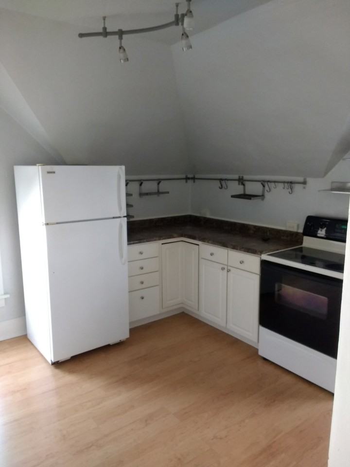 320/320 1/2 Platt Street - 320.5 #320-5 - Photo 3 of 10