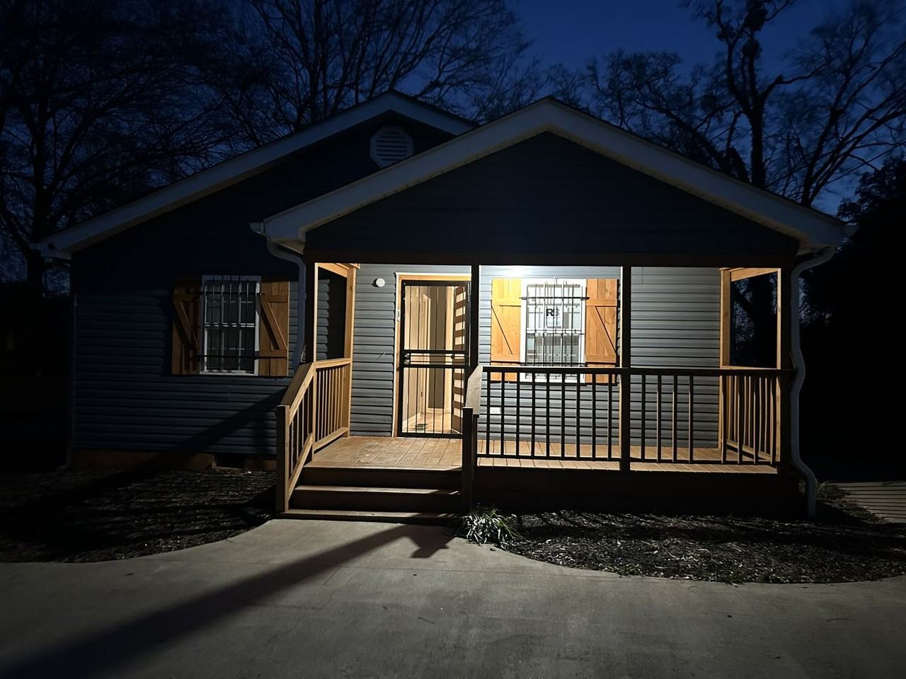 112 Scott Hill St Se - Photo 2 of 17