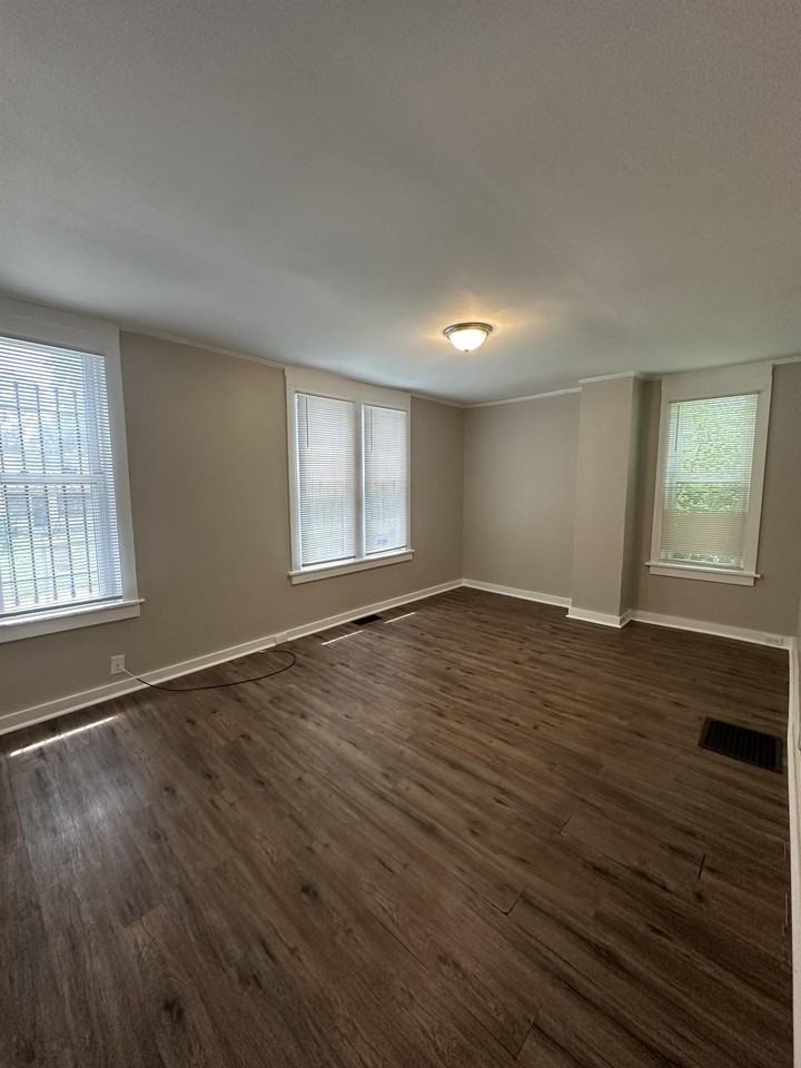 3828 E 11th St #1 - Photo 3 of 15