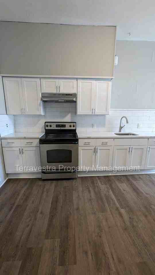 506 High St N - Photo 2 of 12