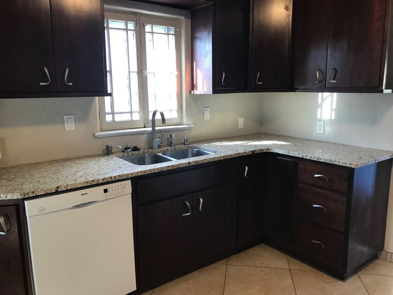 2128 Oxford Ave Se - Photo 5 of 15