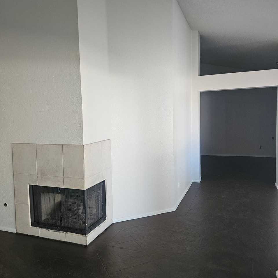 10508 W Griswold Rd - Photo 3 of 21