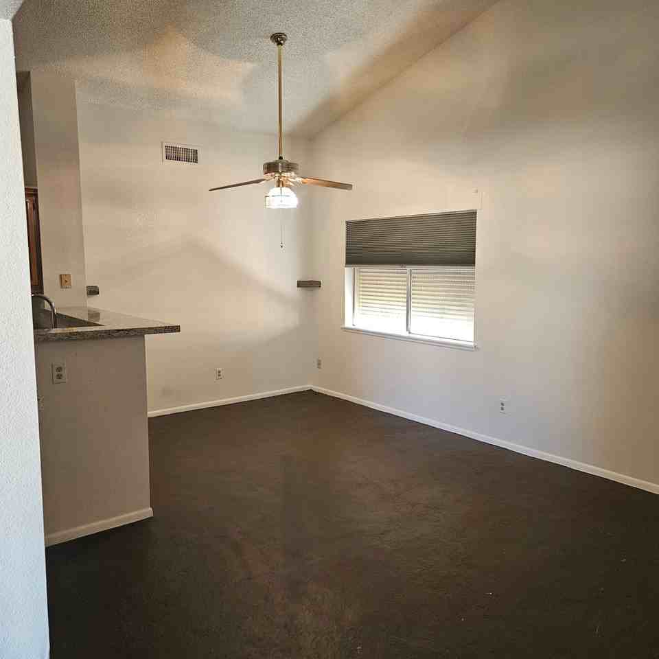 10508 W Griswold Rd - Photo 6 of 21