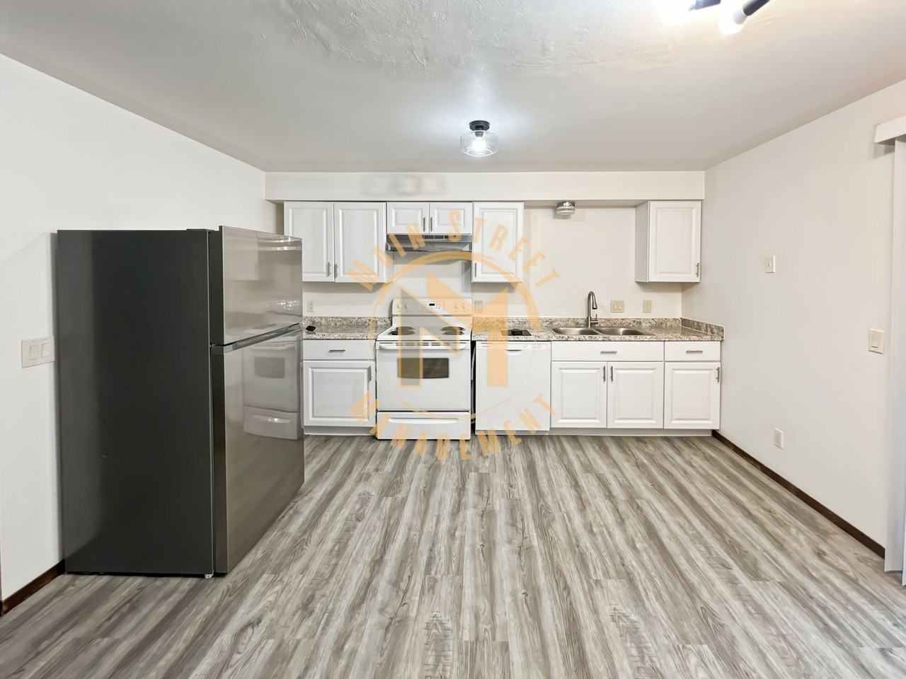 725 N Division St - Photo 2 of 11