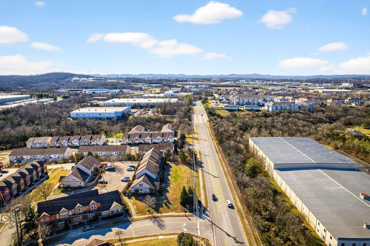 2220 Smedley Ln - Photo 7 of 39