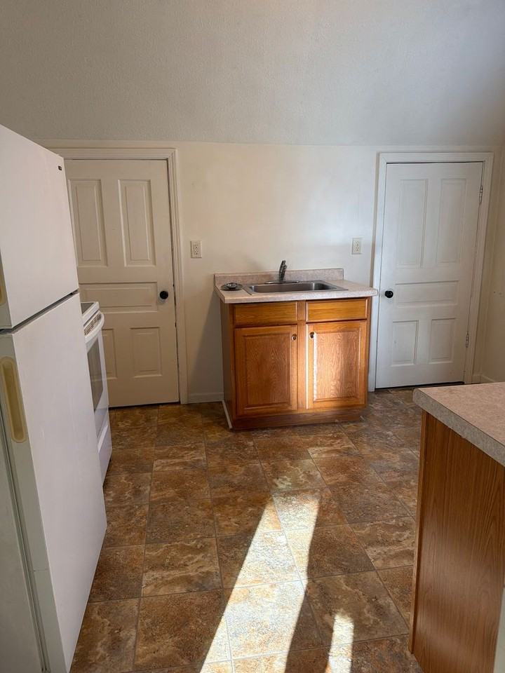 376 Alger St - Photo 2 of 12