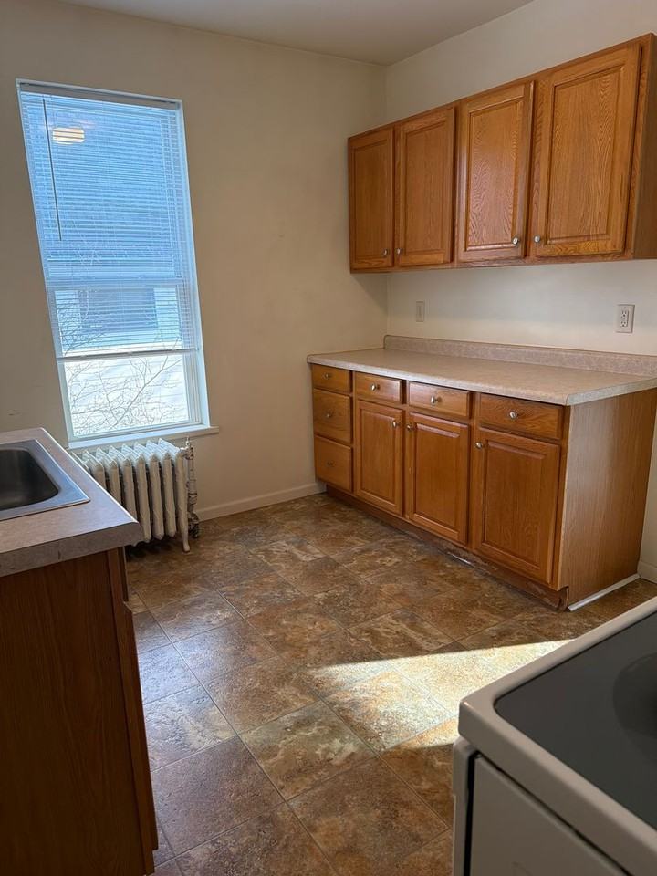 376 Alger St - Photo 3 of 12