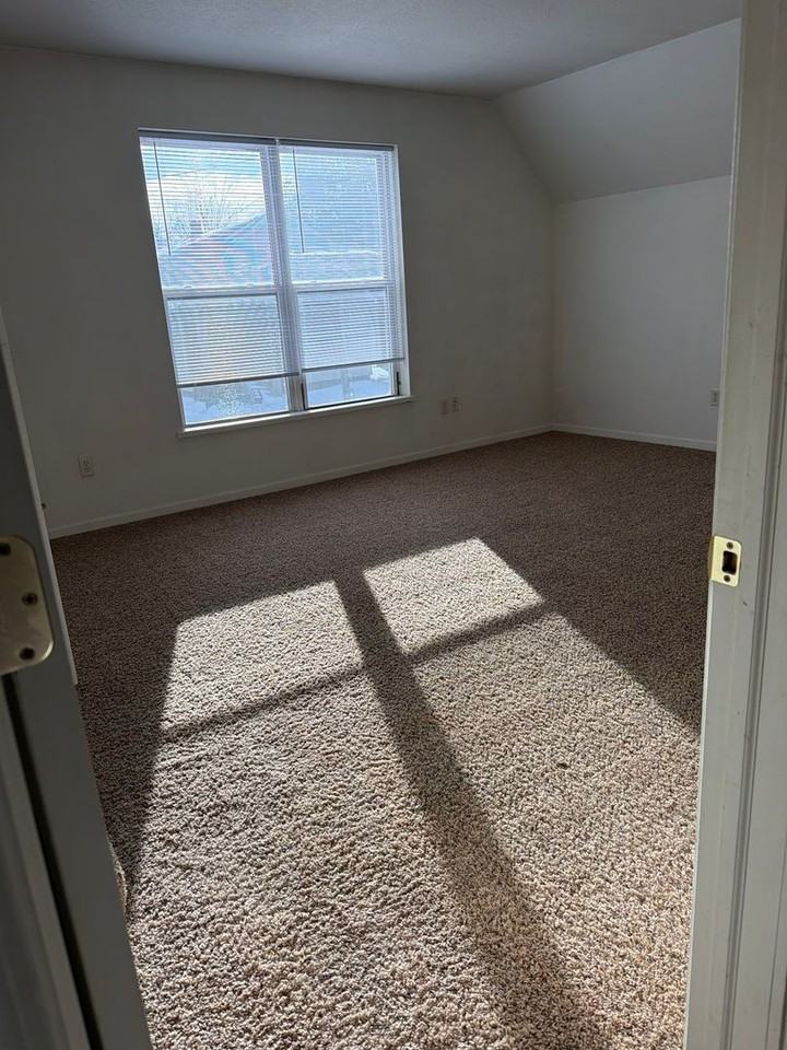 376 Alger St - Photo 4 of 12