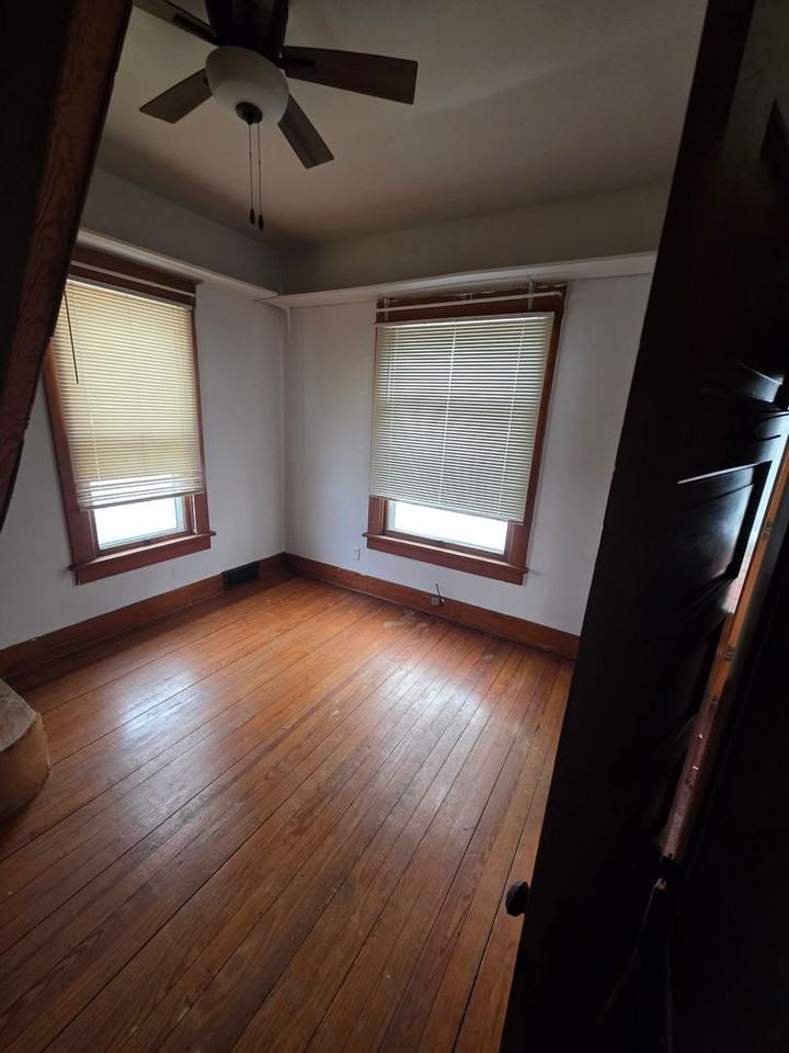 210 S 8th St - Photo 4 of 4