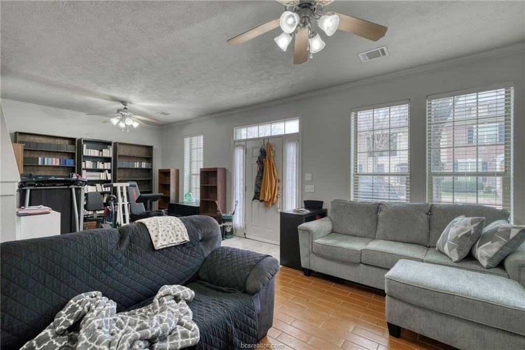 136 Forest Dr - Photo 3 of 16