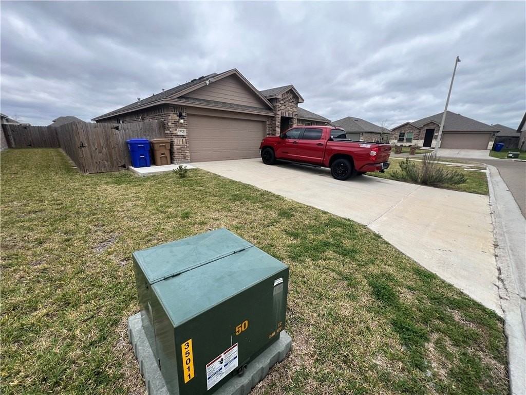 1353 Regents Park Ln - Photo 2 of 17