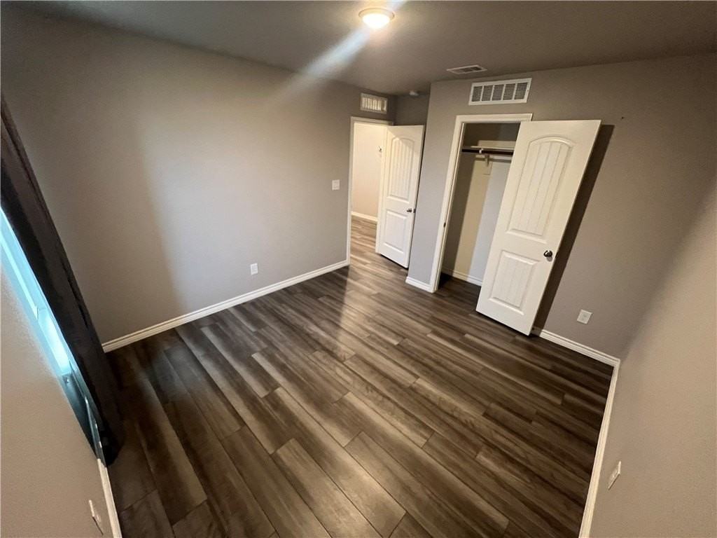 1353 Regents Park Ln - Photo 7 of 17