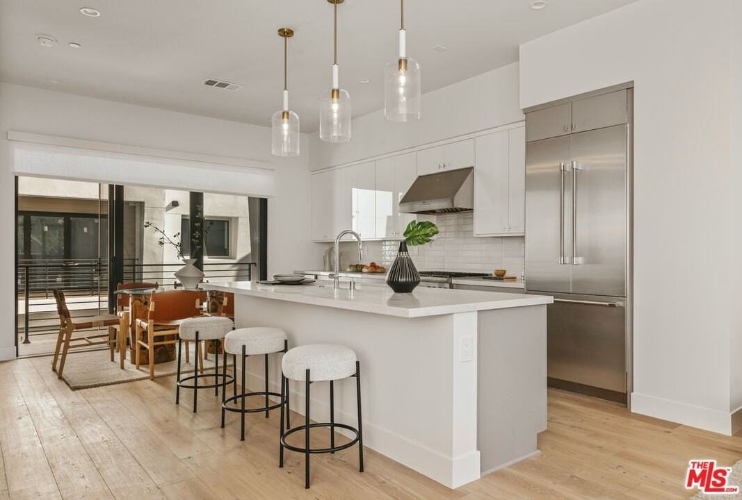 3220 S Barrington Ave - Photo 3 of 30