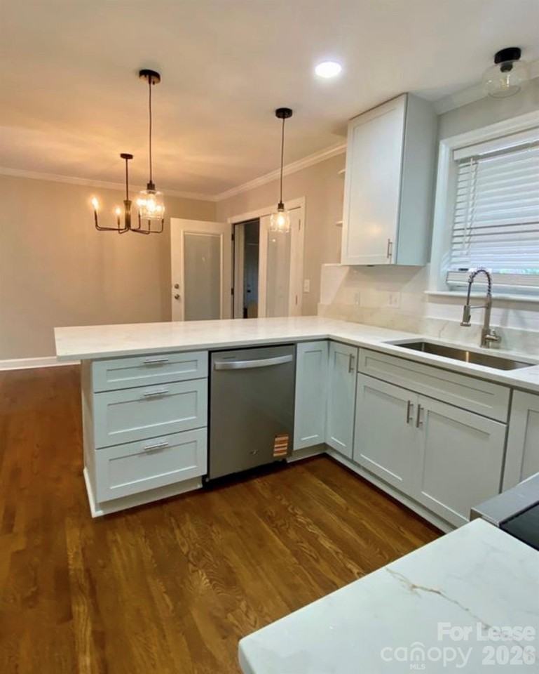 4201 University Dr - Photo 4 of 31