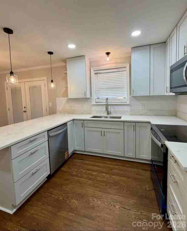 4201 University Dr - Photo 5 of 31