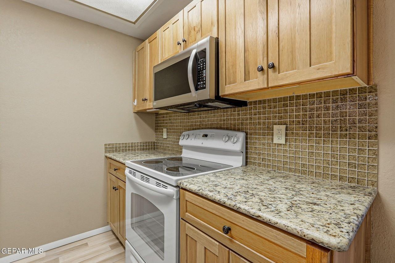 1644 Lomaland Dr Apt 118 #118 - Photo 4 of 36