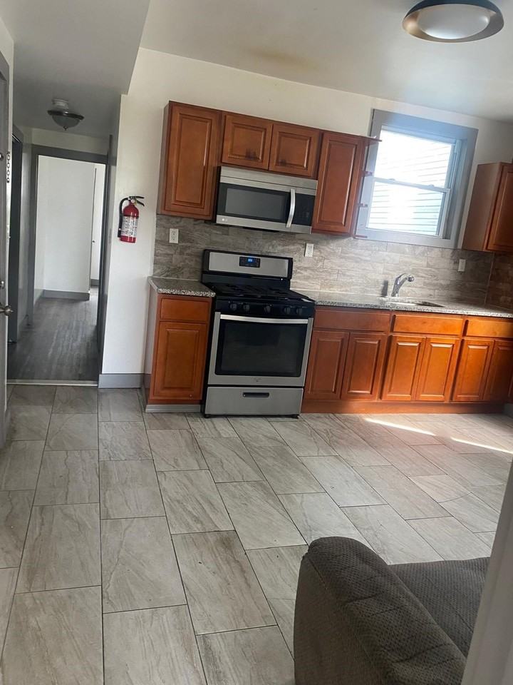 158 Summit Ave #1R - Photo 7 of 11