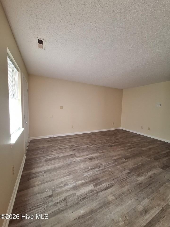 3002 Caldwell Ct Apt 12 #12 - Photo 3 of 8