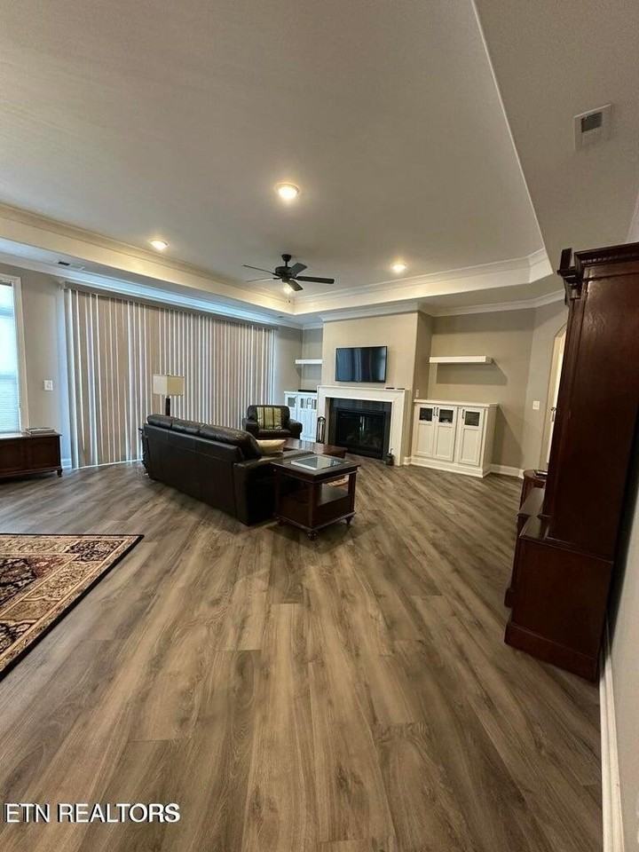 407 Sycamore Pl - Photo 7 of 11