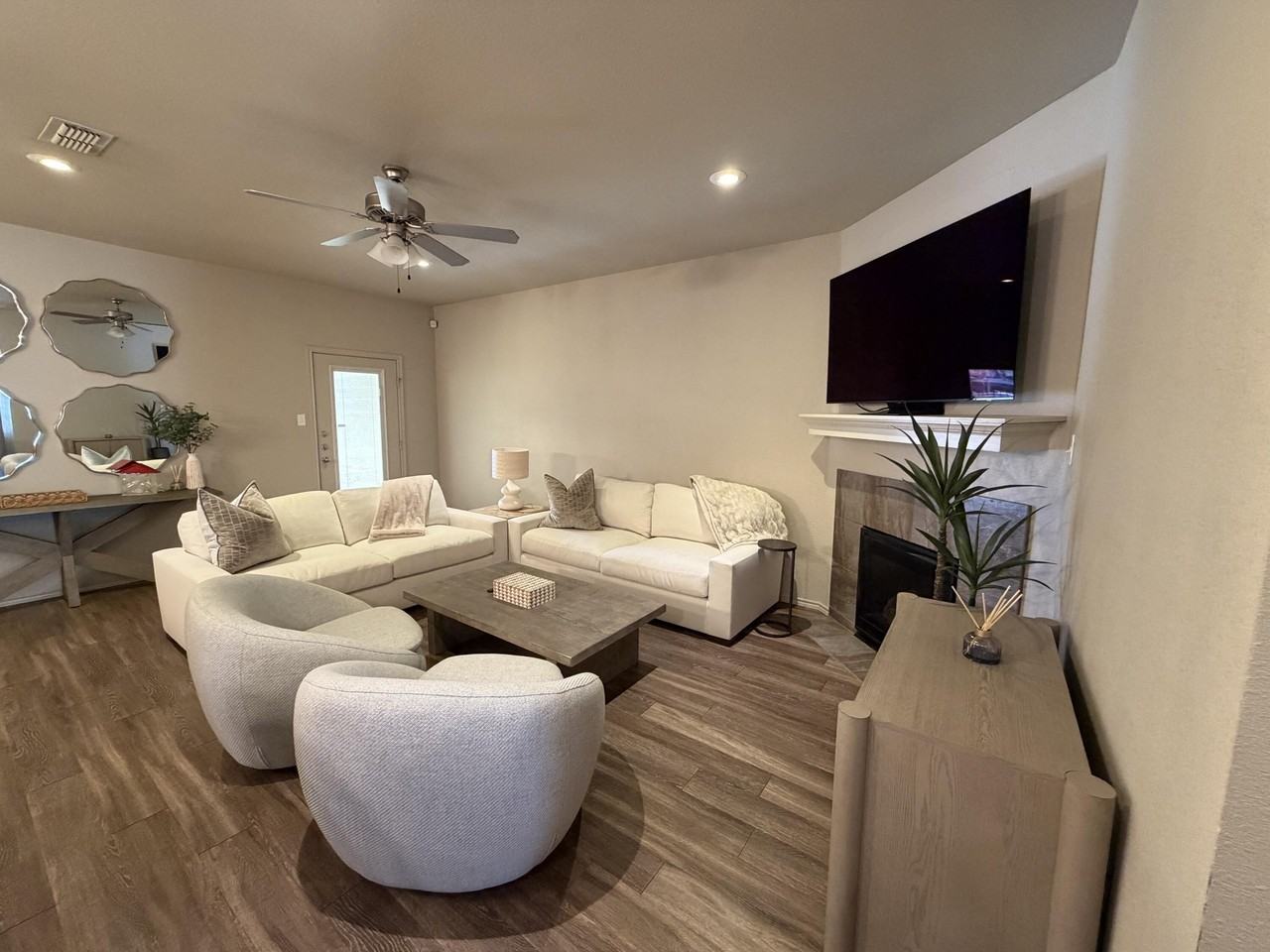 2111 10th St - Photo 4 of 29