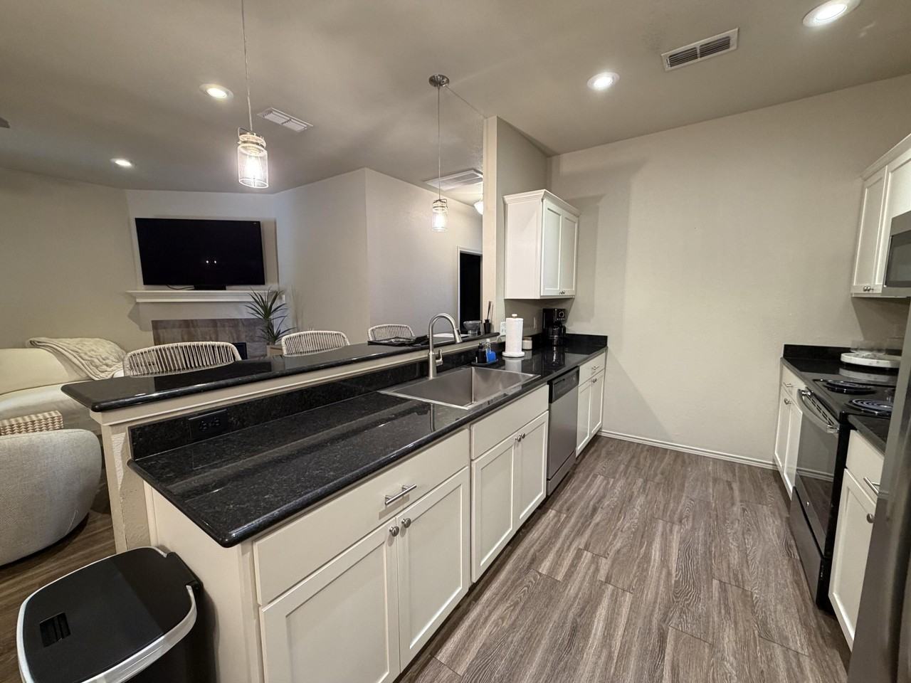 2111 10th St - Photo 7 of 29