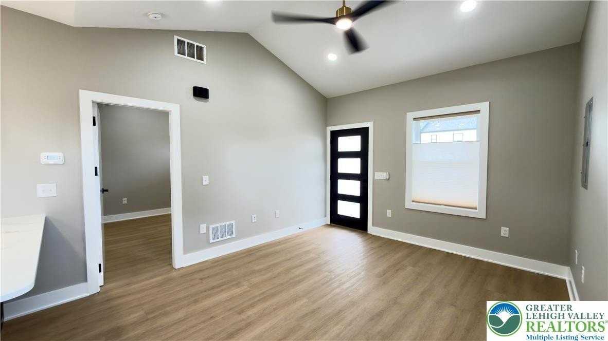 1511 Lincoln St Unit B #B - Photo 3 of 33