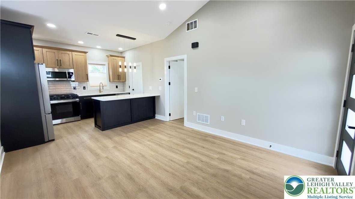 1511 Lincoln St Unit B #B - Photo 4 of 33