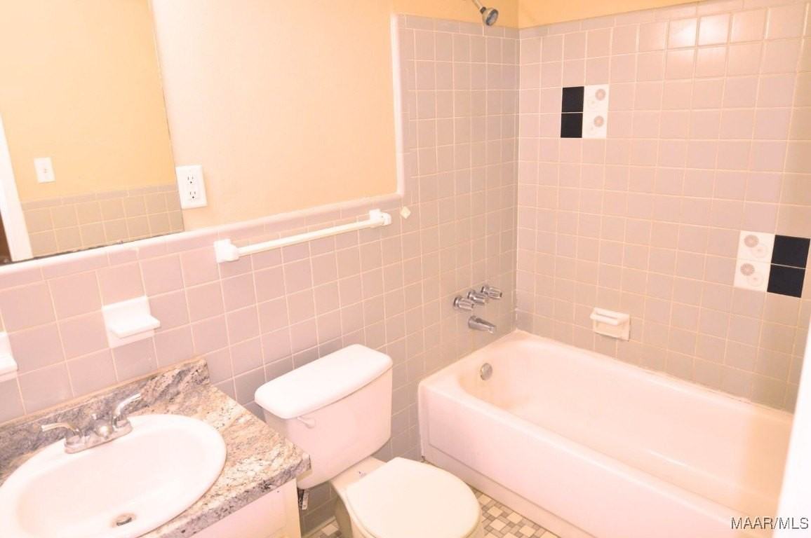 2737 S Wallace Dr - Photo 2 of 6