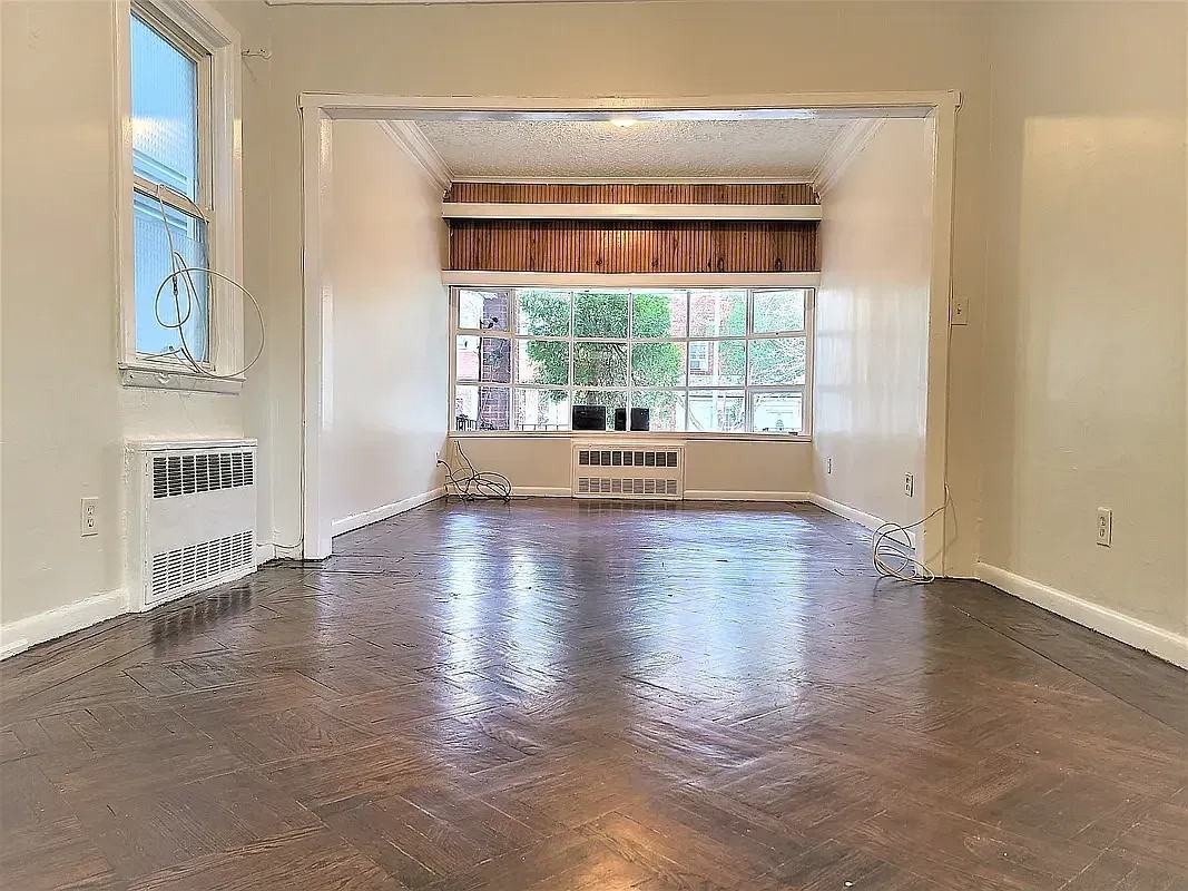 E 15th St #1 - Photo 4 of 8