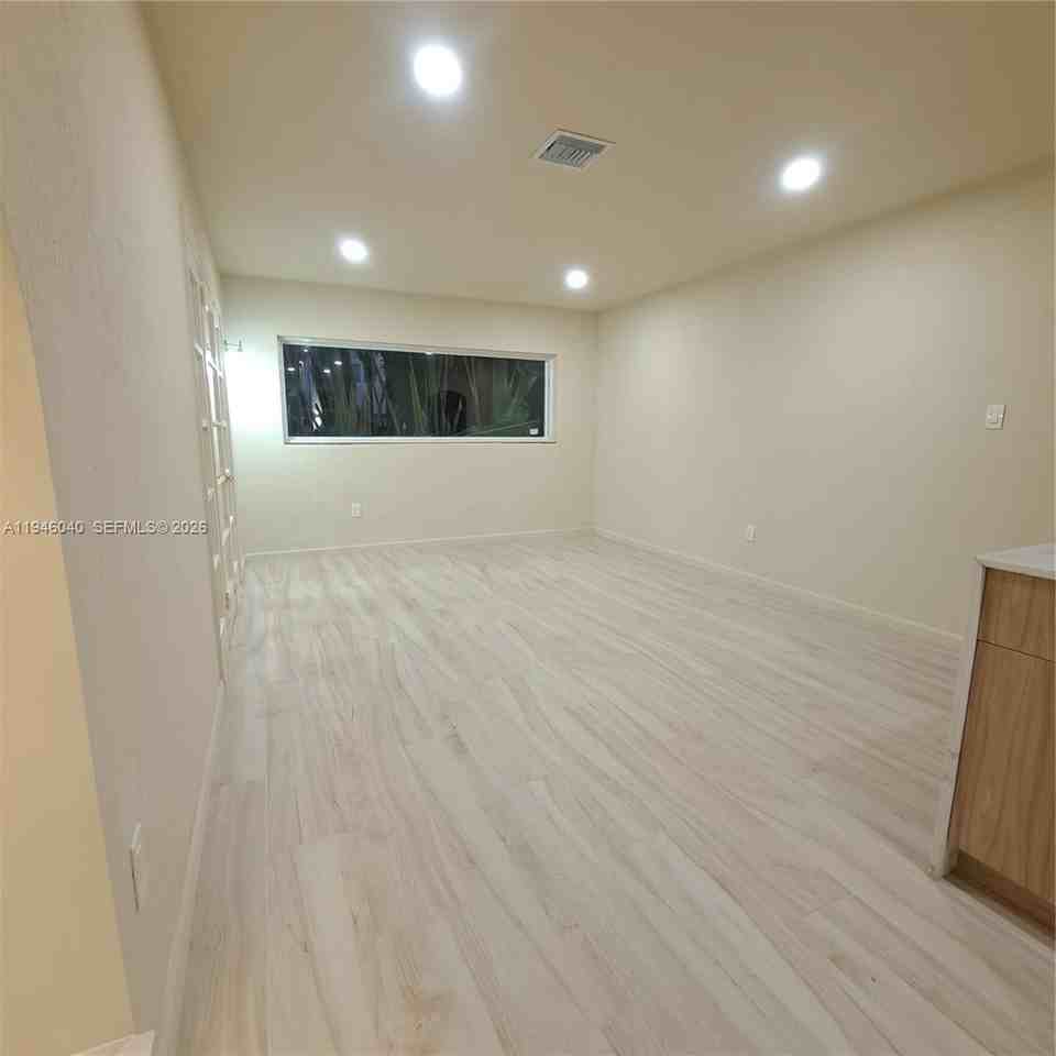 5840 Sw 51st St - Photo 4 of 8