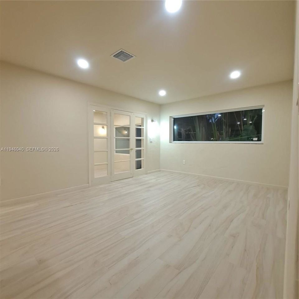 5840 Sw 51st St - Photo 5 of 8