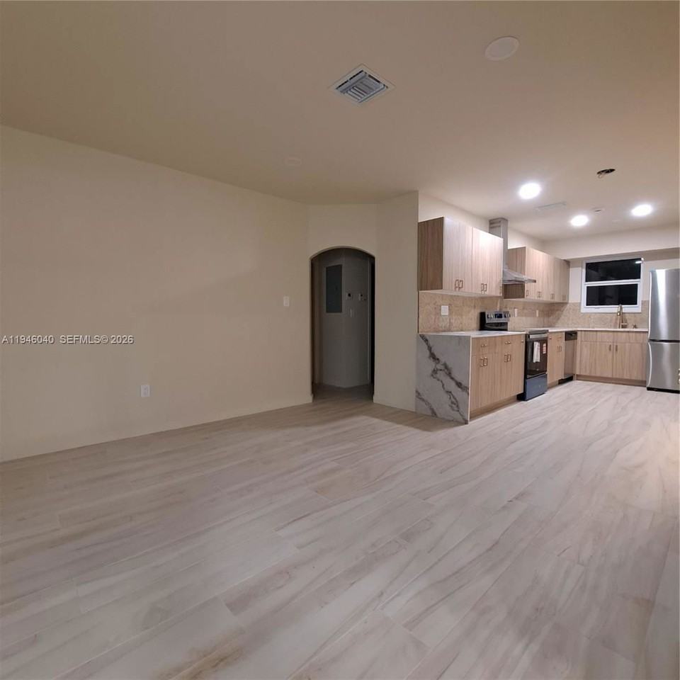 5840 Sw 51st St - Photo 6 of 8