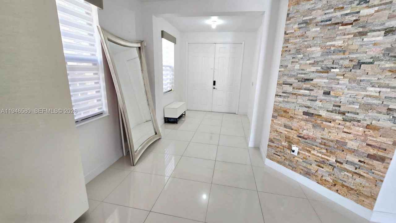 10032 Nw 87th Ter - Photo 6 of 8