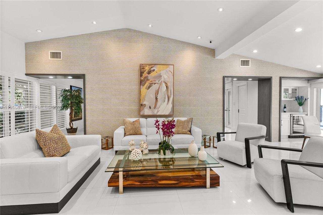 1021 Matanzas Ave - Photo 2 of 15