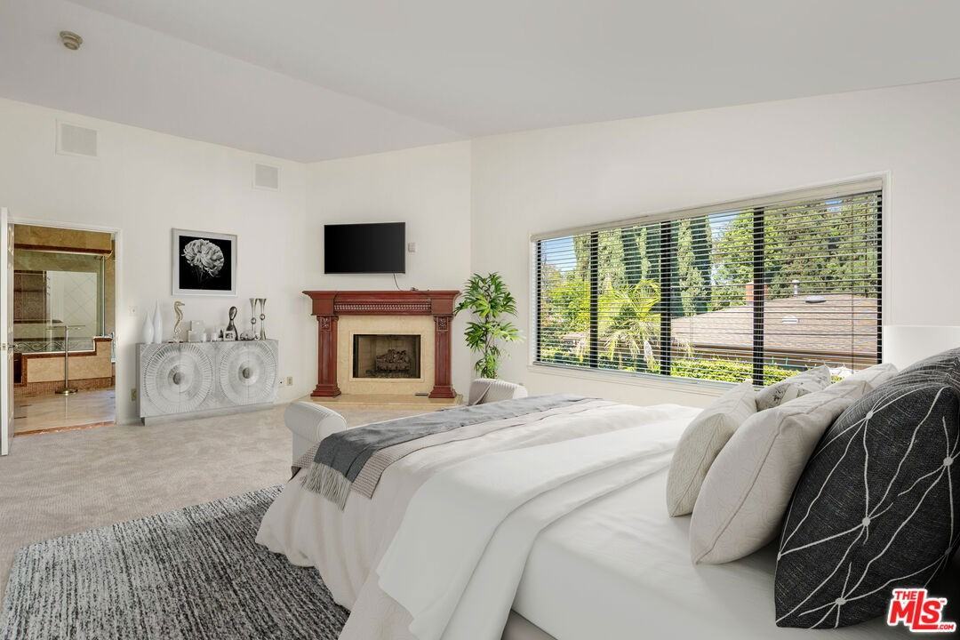 13031 Magnolia Blvd - Photo 2 of 8