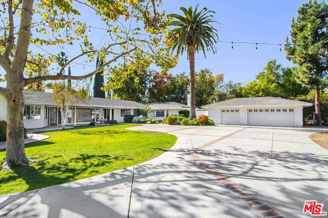 22960 Erwin St - Photo 2 of 5