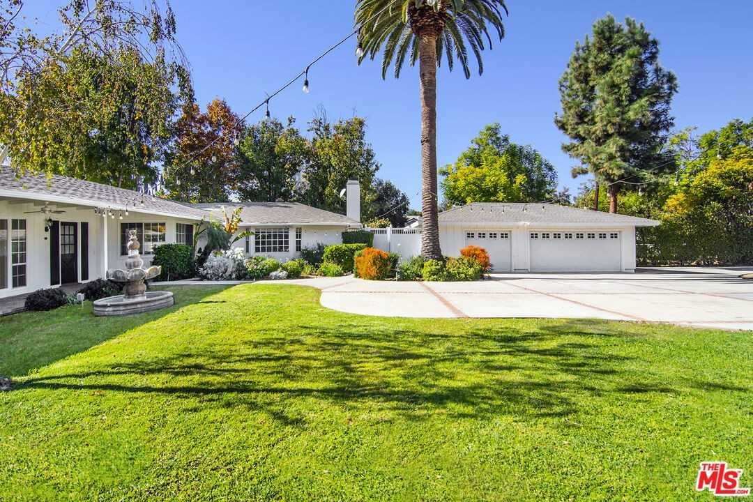 22960 Erwin St - Photo 3 of 5