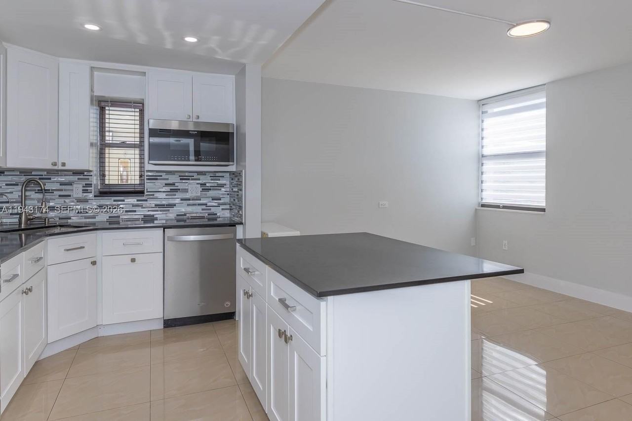 20291 Ne 30th Ave #PH08 - Photo 5 of 40