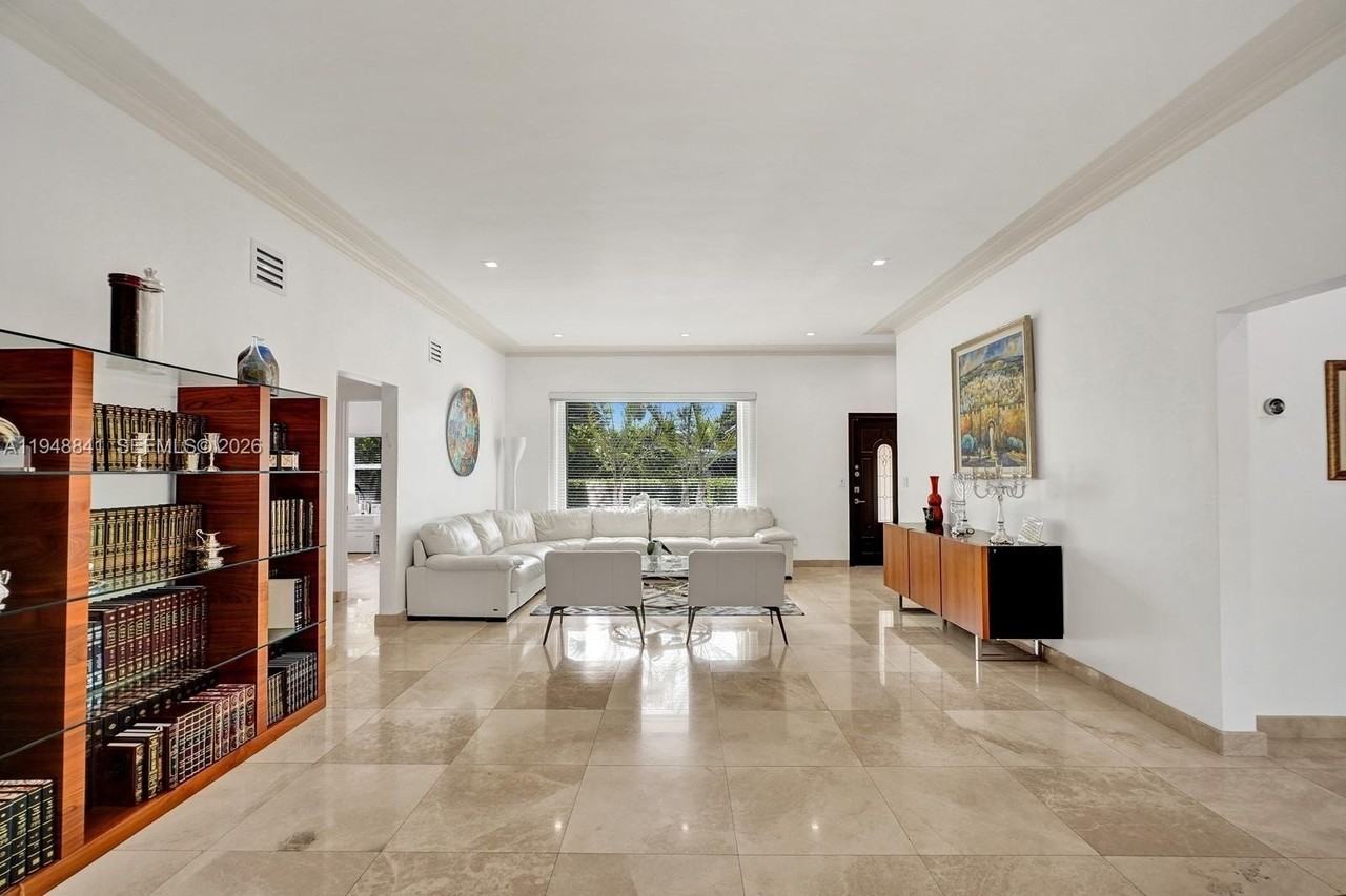 3757 Prairie Ave - Photo 3 of 19